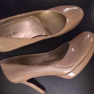 Tahari Pump - Beige patent, size 9